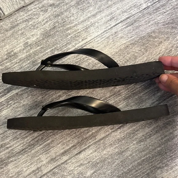 Tory Burch Black and Cream Patterned Flip Flops - Picture 4 of 5